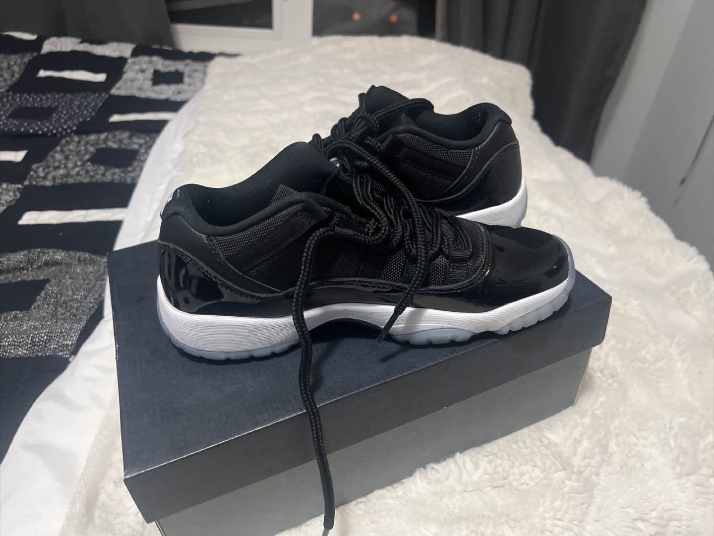 Air Jordan 11 Retro Low (GS) Black, Size 6Y - photo 3