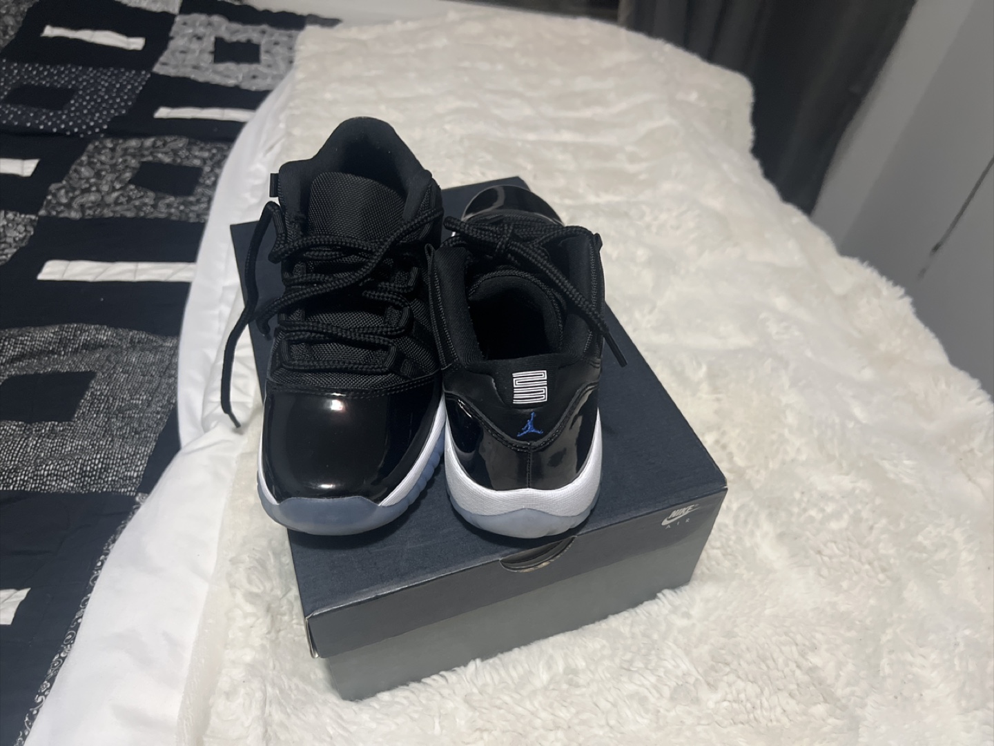Air Jordan 11 Retro Low (GS) Black, Size 6Y - photo 4