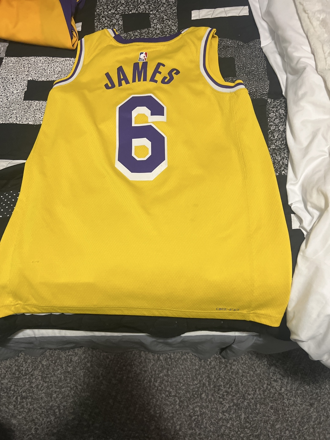 Nike NBA Lakers LeBron James Jersey - Size M - photo 2
