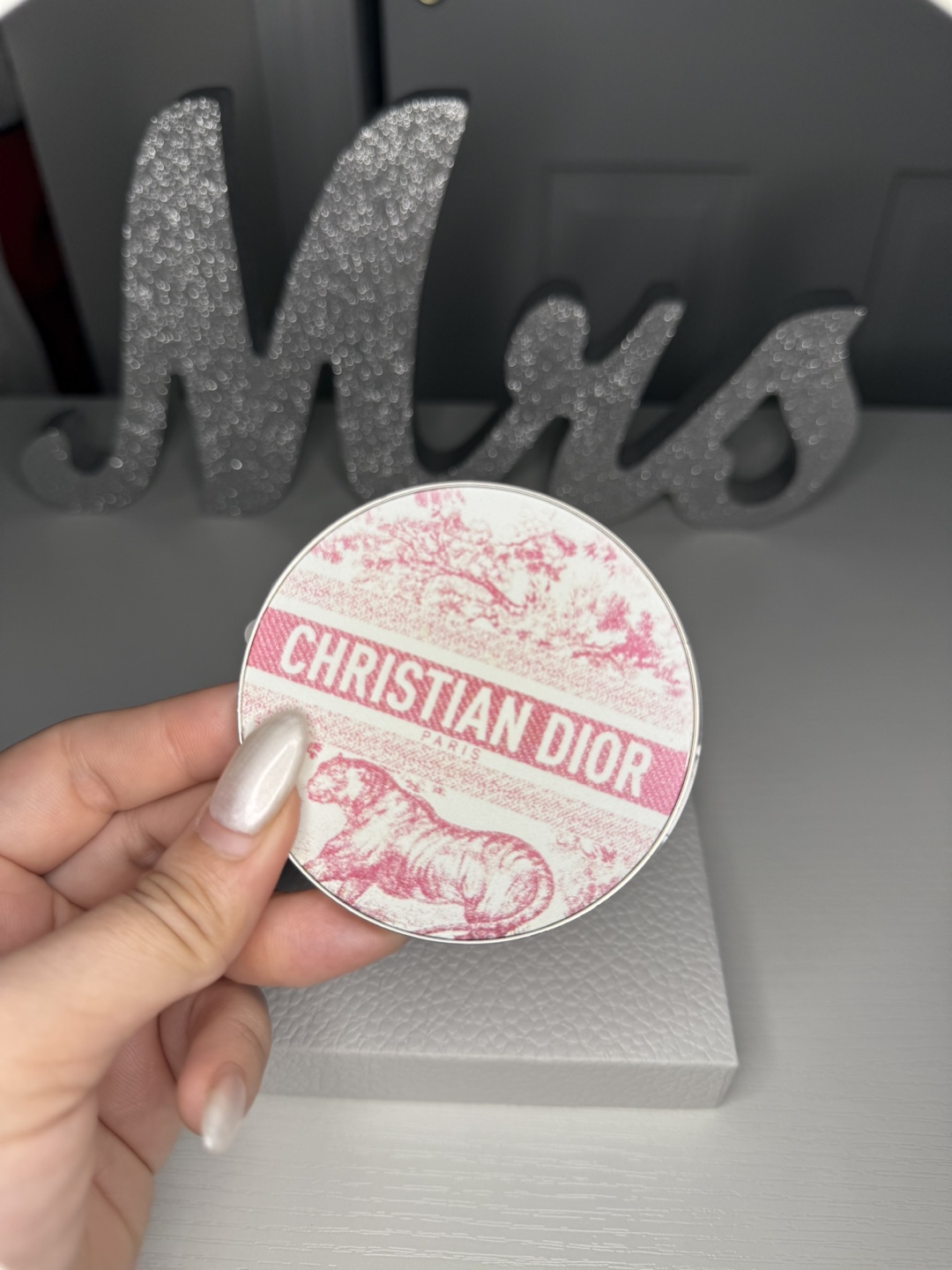 Gift with purchase Dior pink compact mirror - photo 2