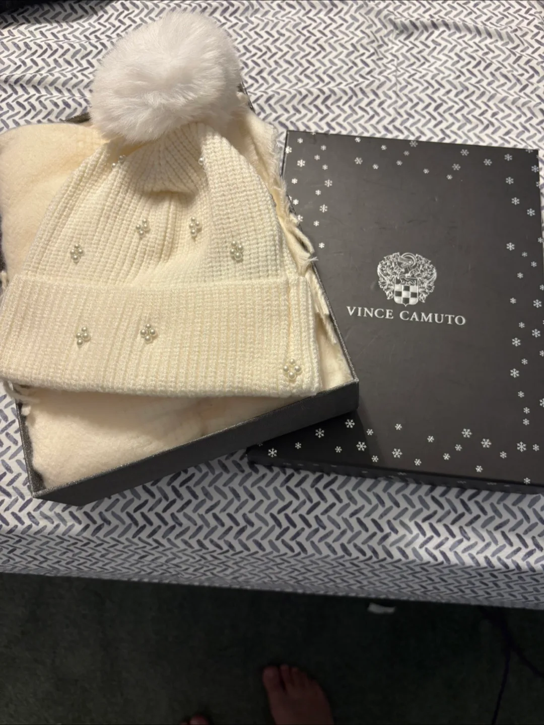 Vince Camuto Cream Hat and Scarf Set - New in Box!