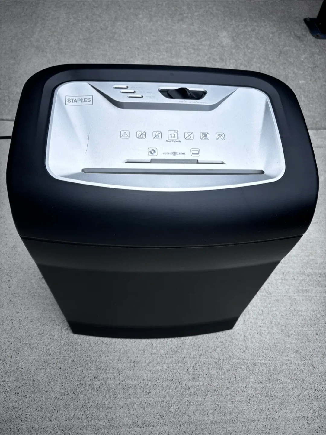 Staples 10-Sheet Cross-Cut Shredder