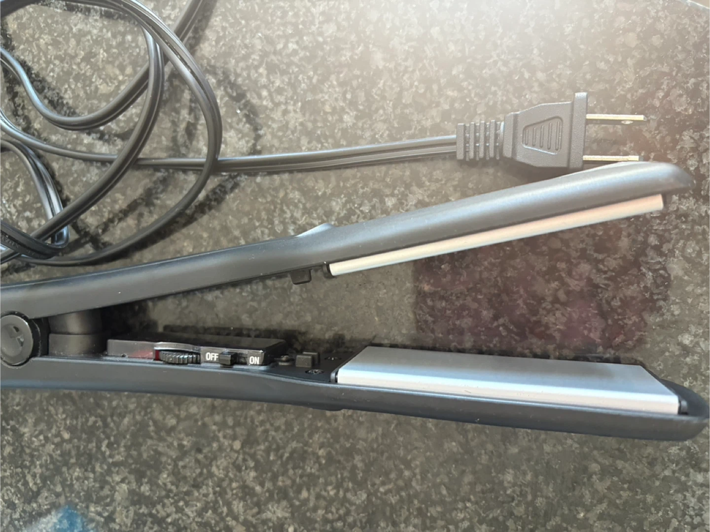 Moving out sale!! Revlon So Straight Flat Iron 1 1/2 inch - photo 2