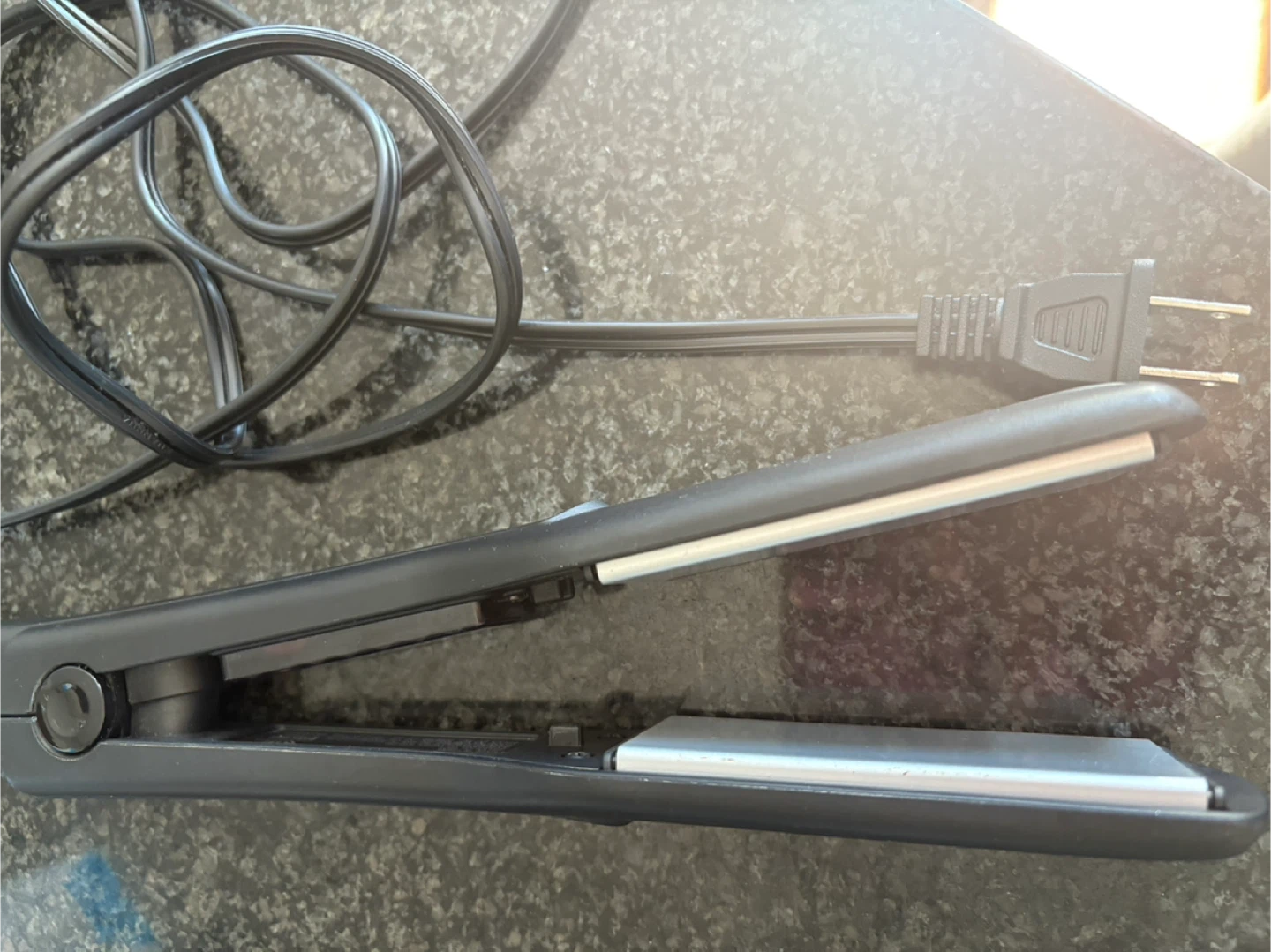 Moving out sale!! Revlon So Straight Flat Iron 1 1/2 inch - photo 3