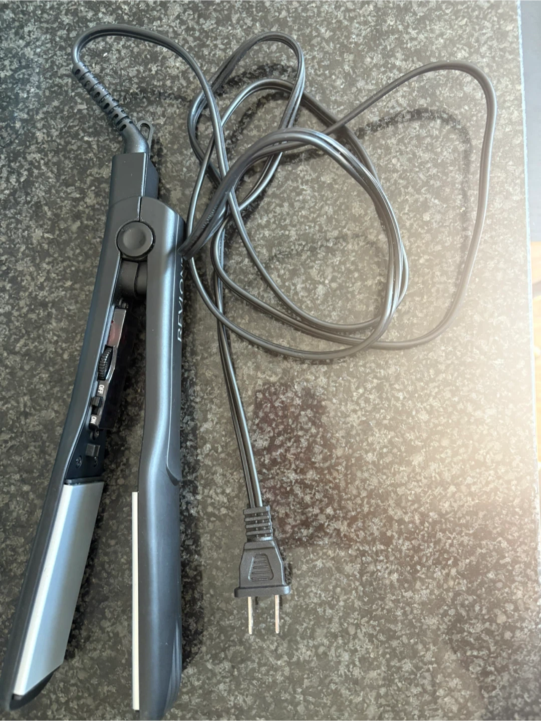 Moving out sale!! Revlon So Straight Flat Iron 1 1/2 inch
