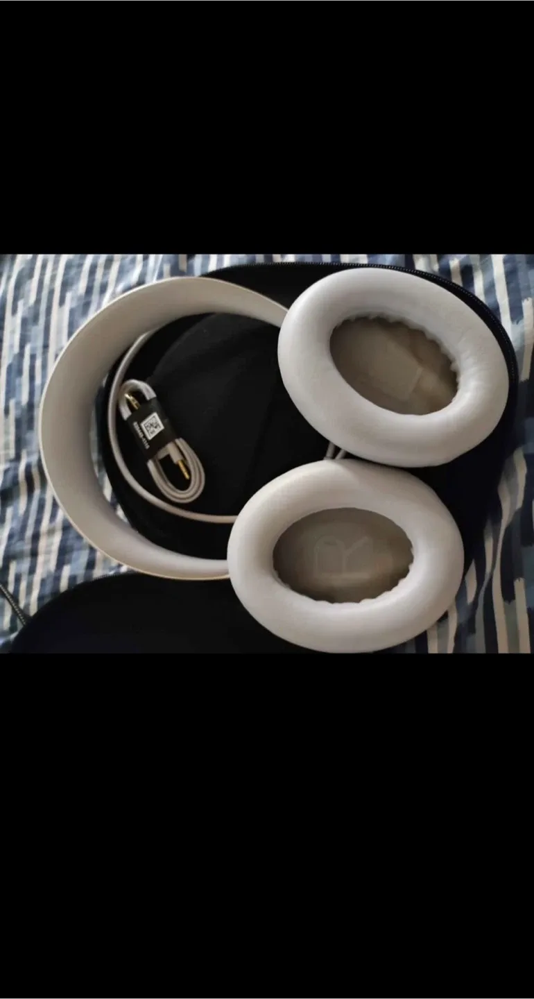 Bose Noise Cancelling Headphones 700 image indicator(2)