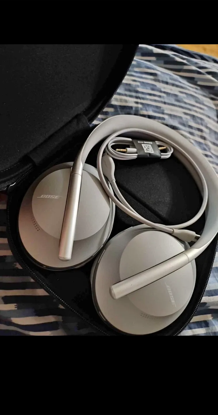 Bose Noise Cancelling Headphones 700 thumbnail