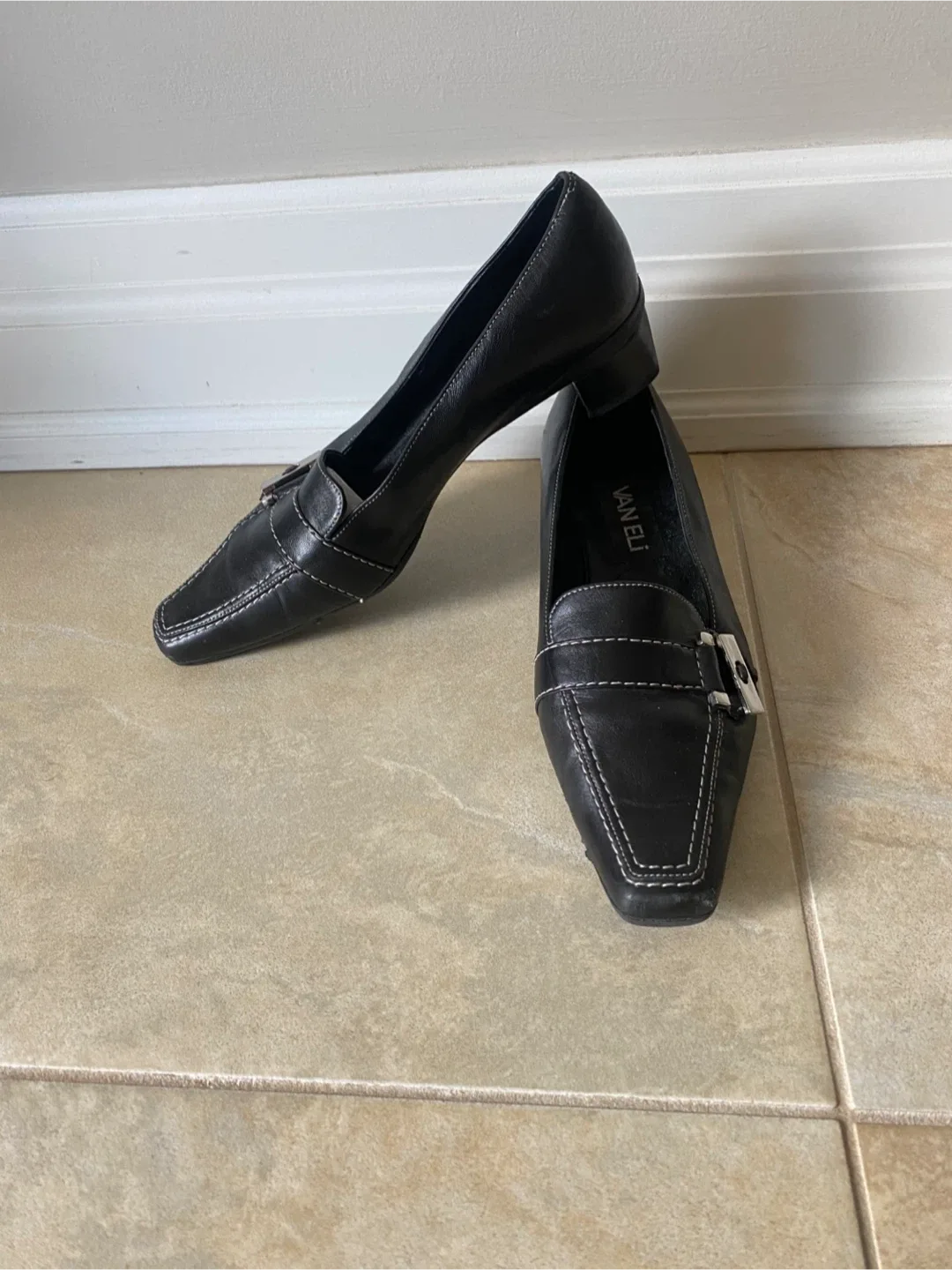 Van Eli Black Leather Loafers - Size 7.5 image indicator(2)