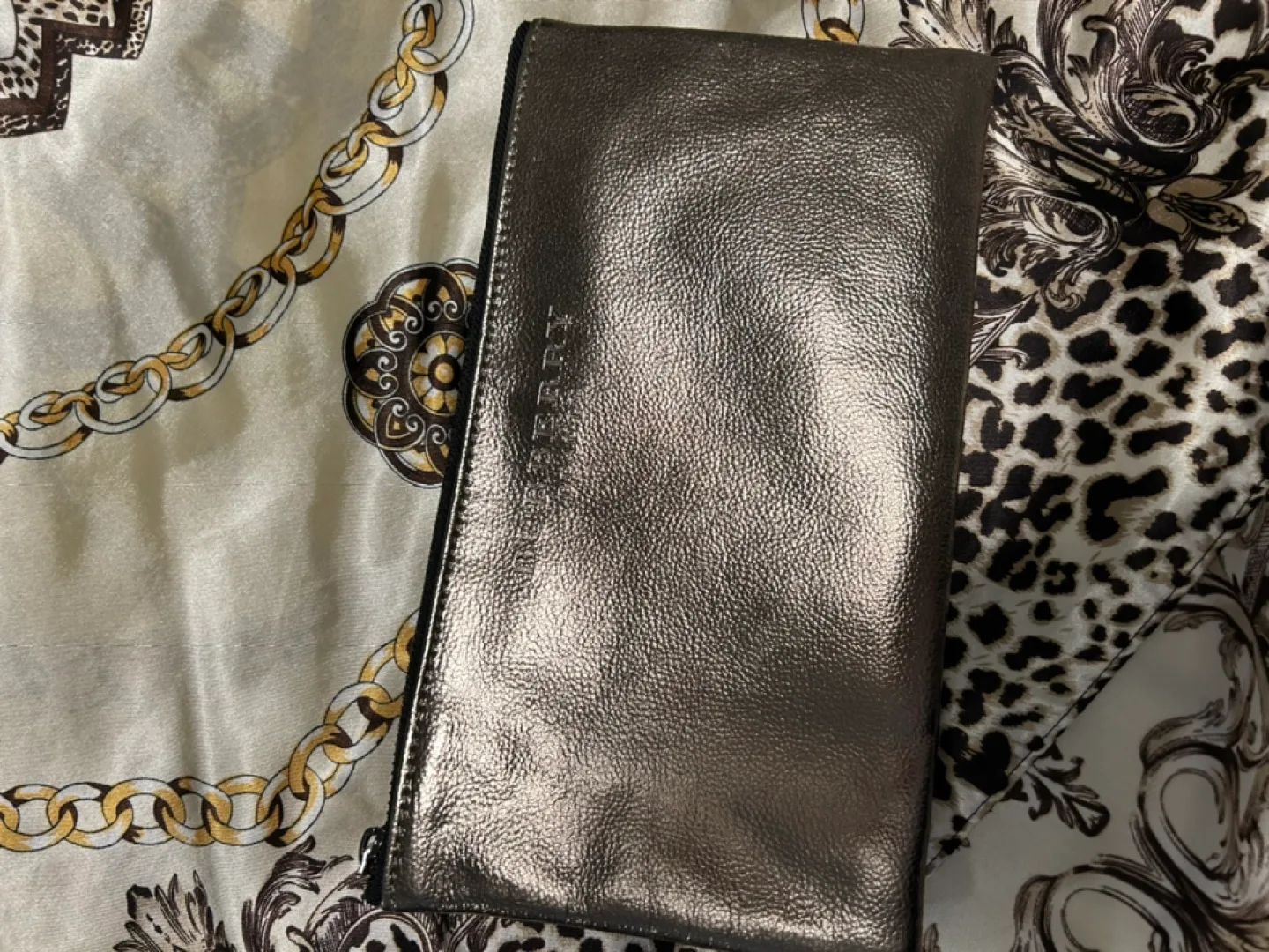 Burberry Beauty Metallic Pouch image indicator(3)