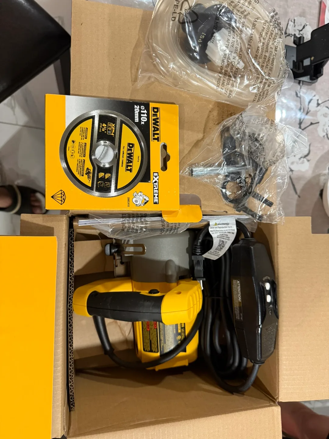 New DeWalt DWC860W Wet/Dry Masonry Saw image indicator(2)
