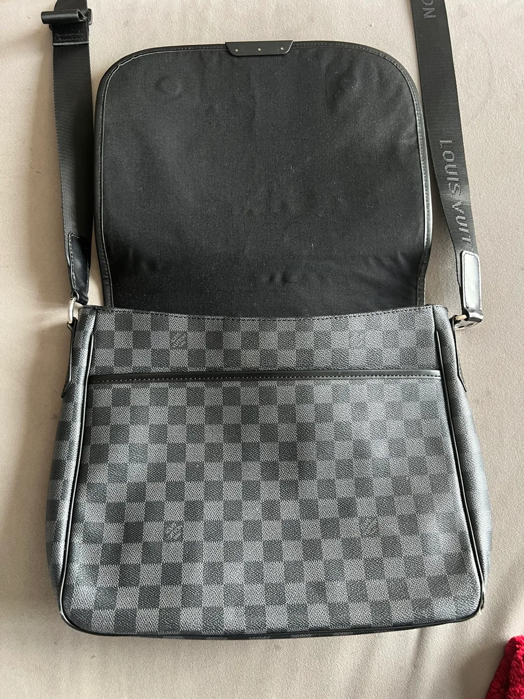 Louis Vuitton Damier Infini Leather Messenger Bag image indicator(2)