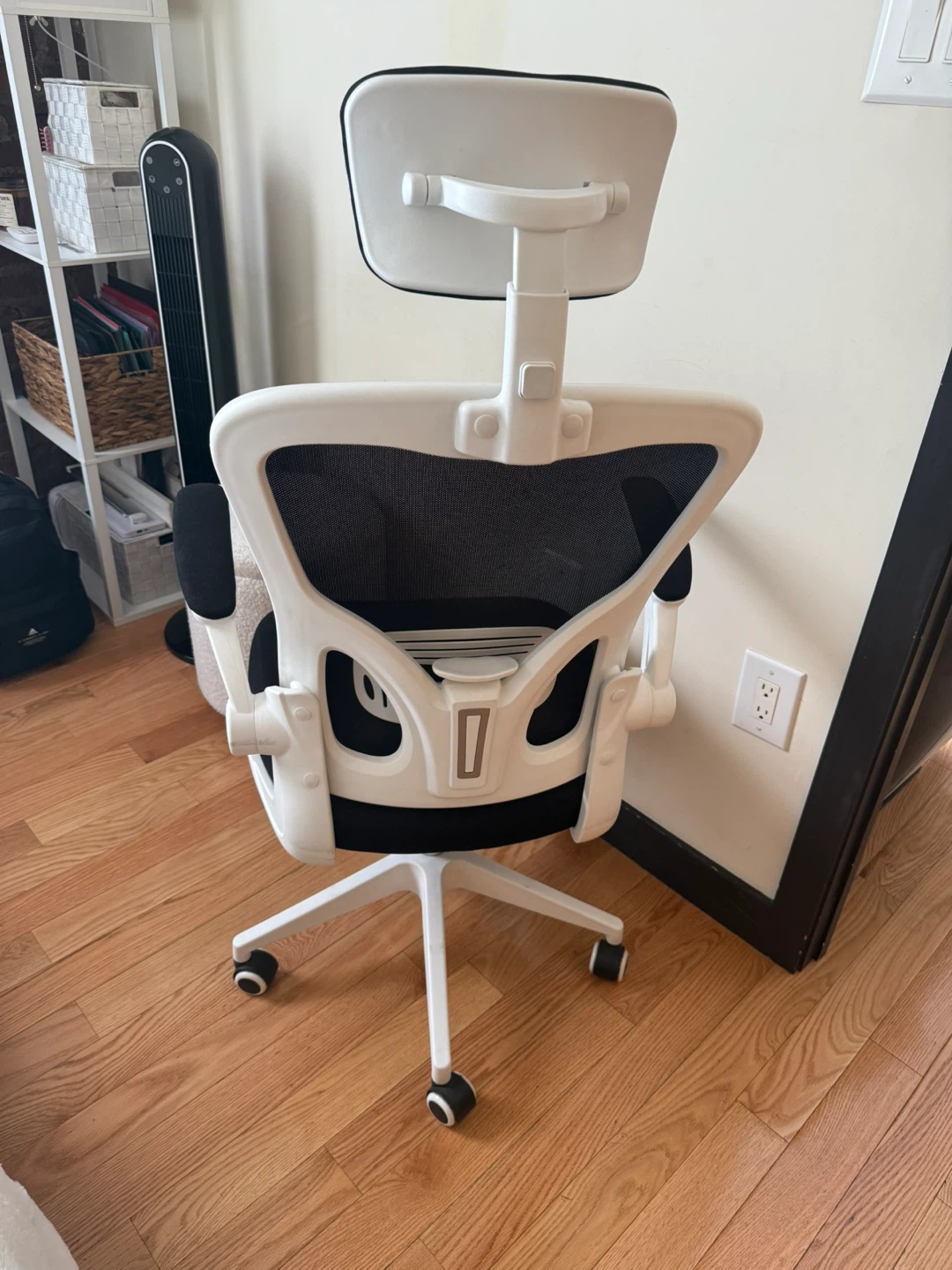 Ergonomic Office Chair – Black & White, Excellent Condition - photo 2