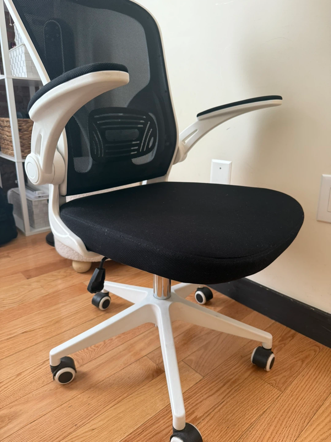 Ergonomic Office Chair – Black & White, Excellent Condition - photo 5