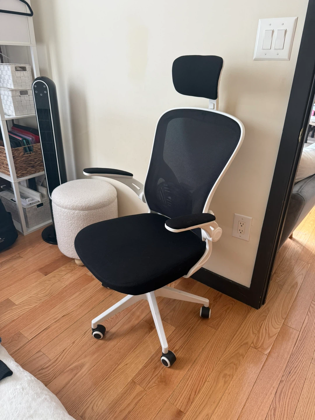 Ergonomic Office Chair – Black & White, Excellent Condition