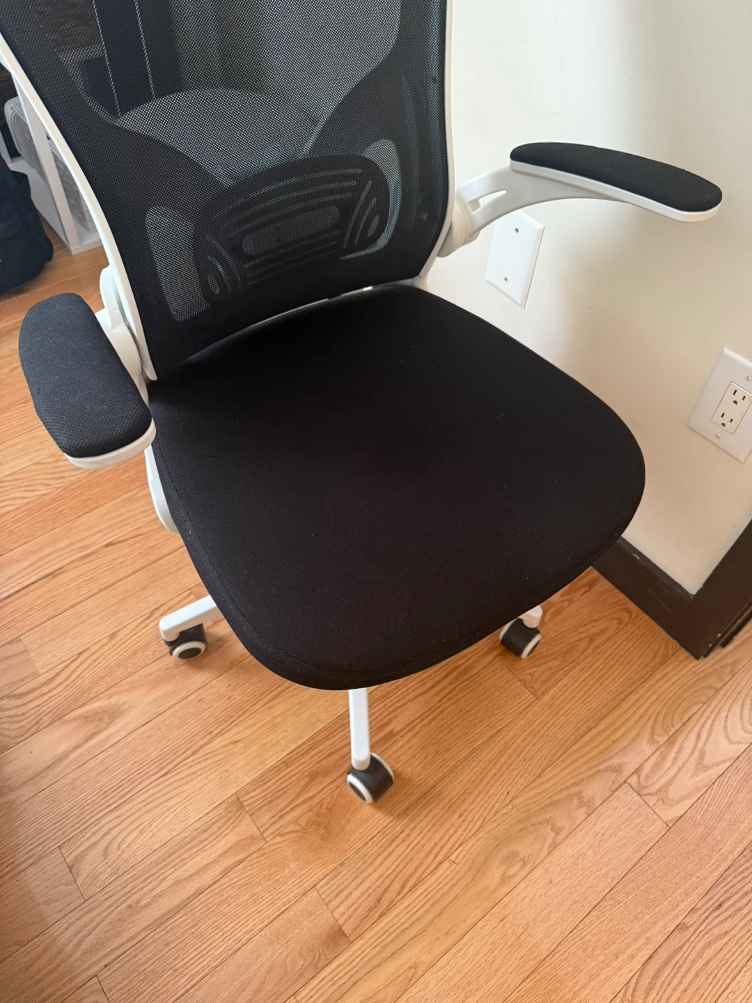Ergonomic Office Chair – Black & White, Excellent Condition - photo 3