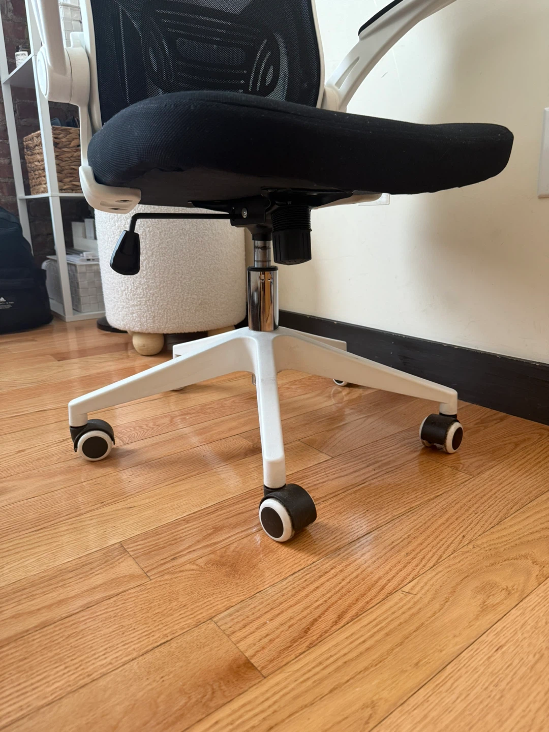 Ergonomic Office Chair – Black & White, Excellent Condition - photo 4