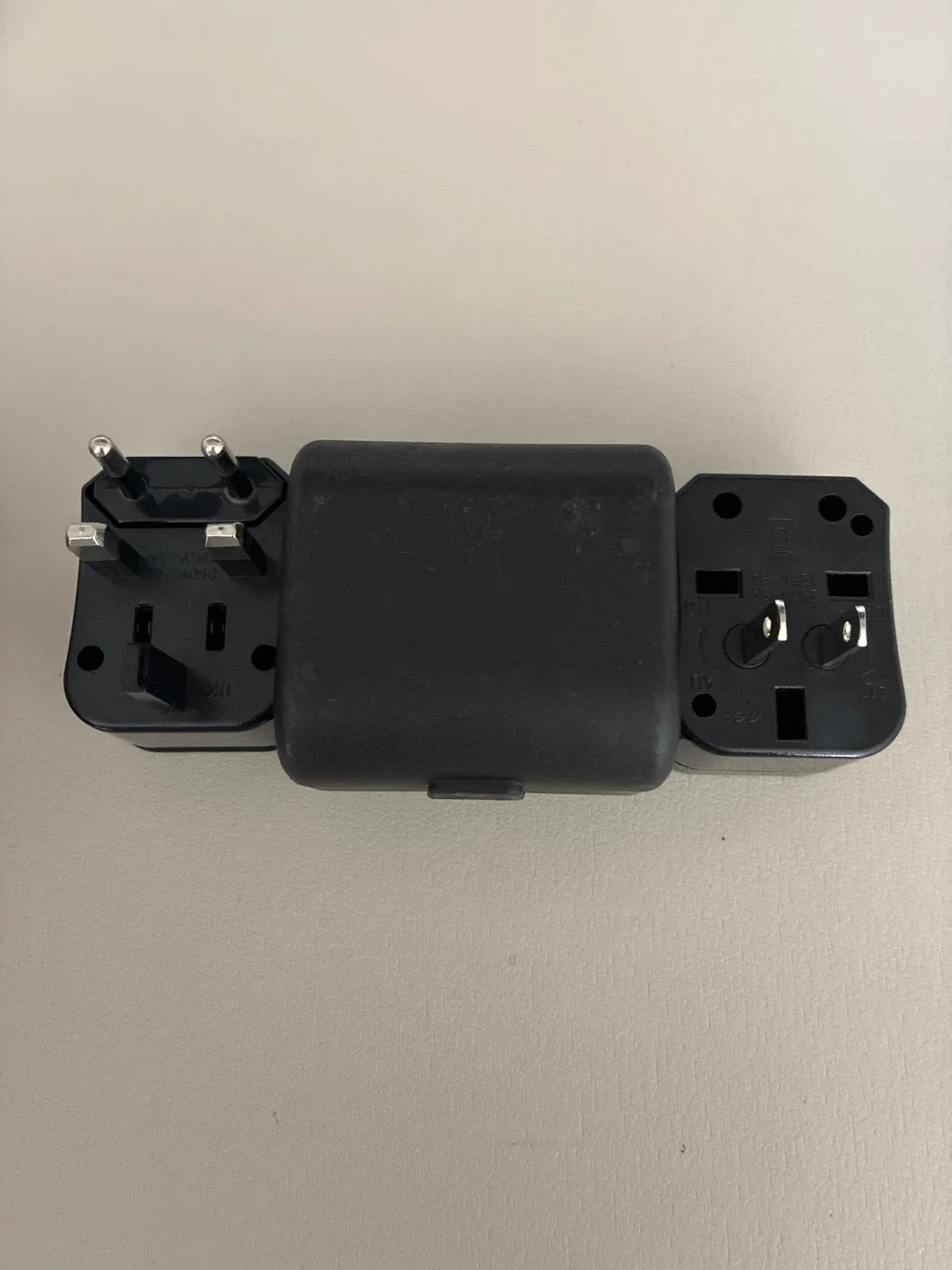 Komodo red  Universal Travel Adapter image indicator(2)