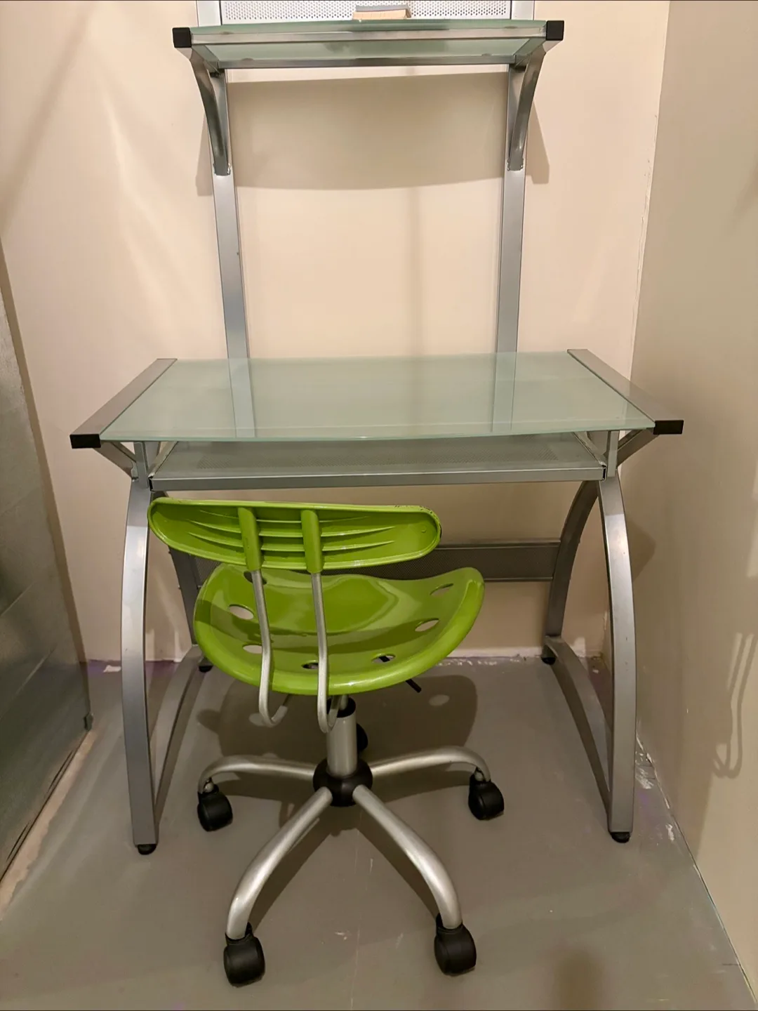 Glass Top Desk with Green Chair image indicator(2)