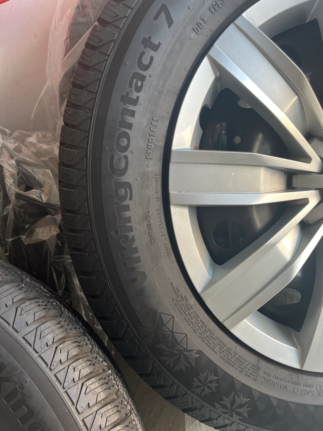 VW Tiguan Continental Winter Tires on Steel Rims with Hub caps - photo 3