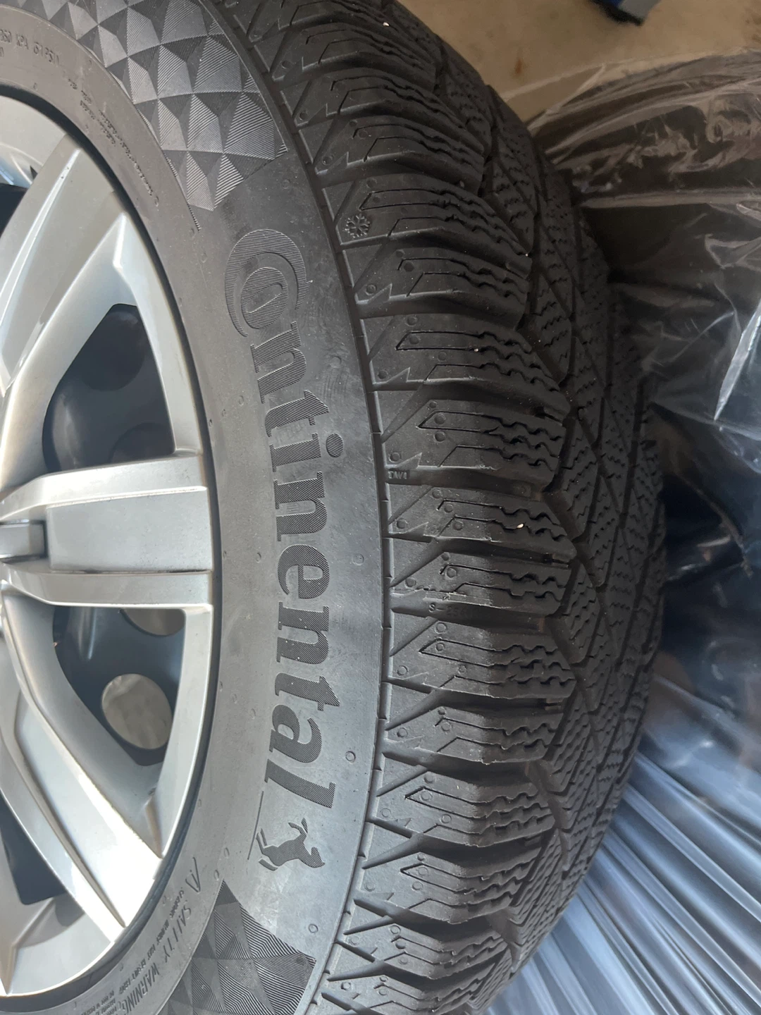 VW Tiguan Continental Winter Tires on Steel Rims with Hub caps - photo 4