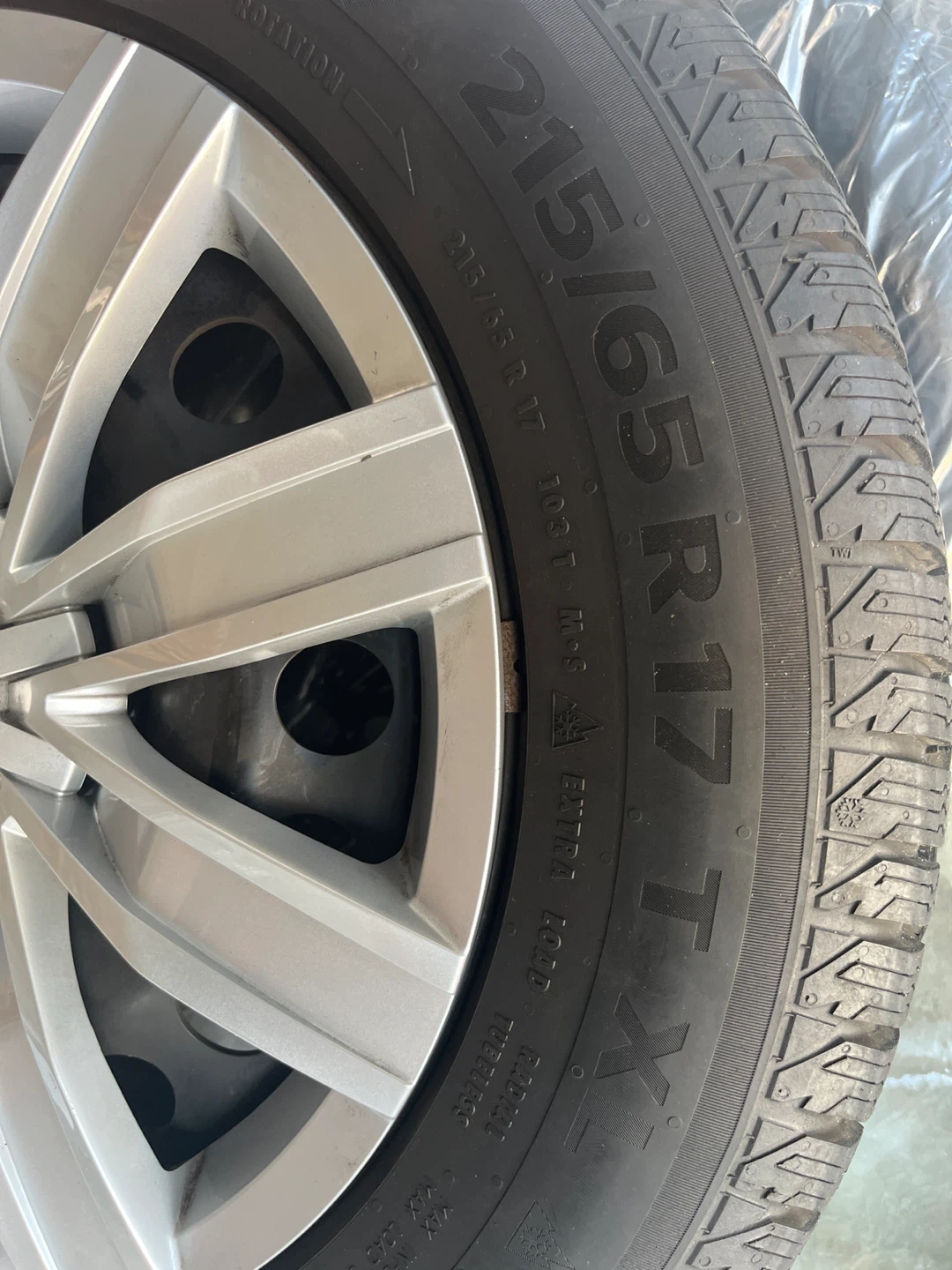 VW Tiguan Continental Winter Tires on Steel Rims with Hub caps - photo 2