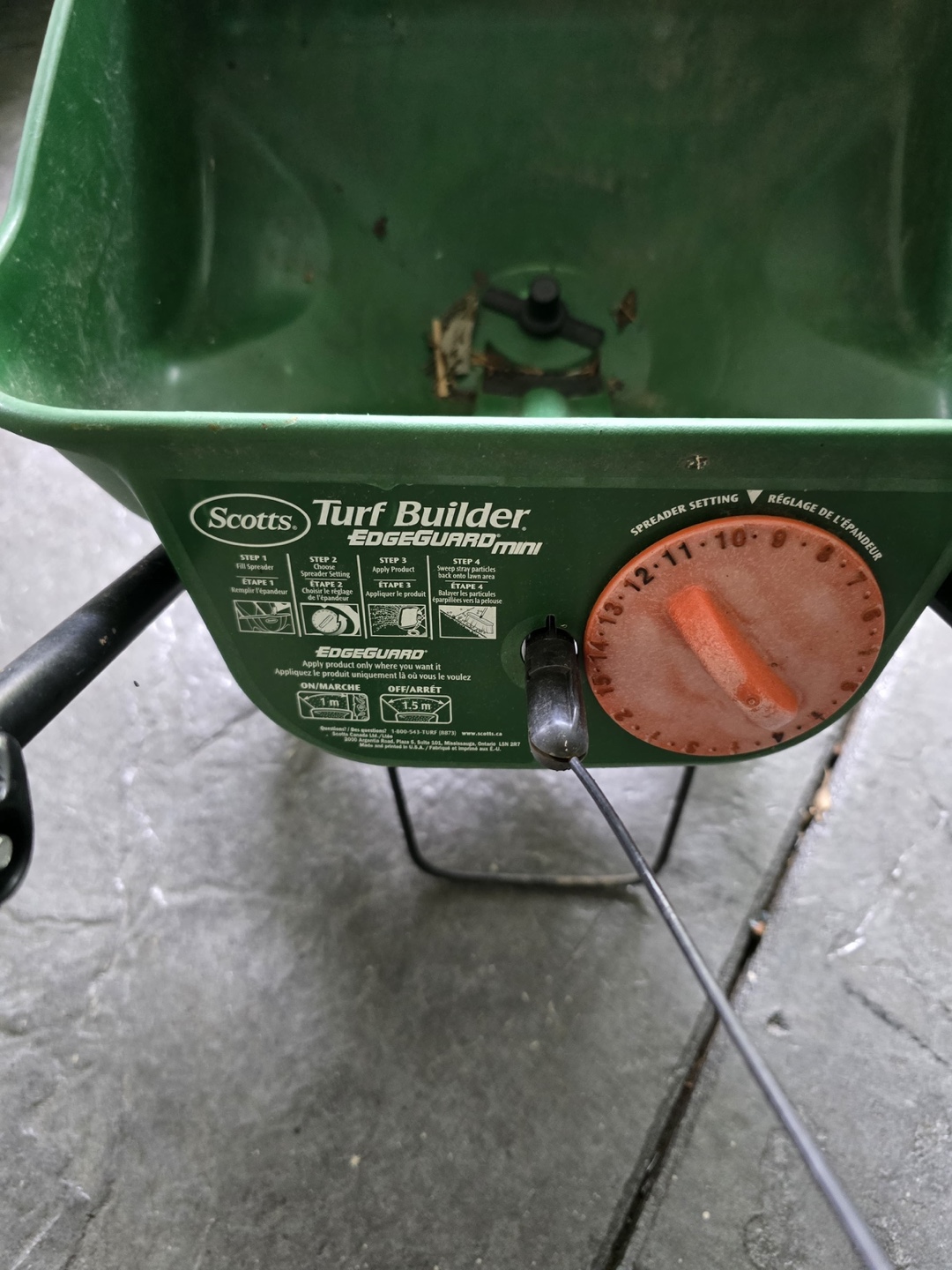 Scotts Turf Builder EdgeGuard Mini Broadcast Spreader - photo 2