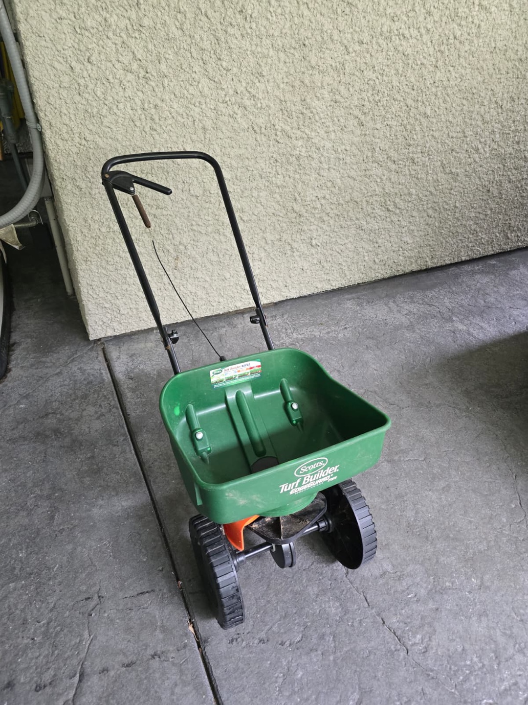 Scotts Turf Builder EdgeGuard Mini Broadcast Spreader