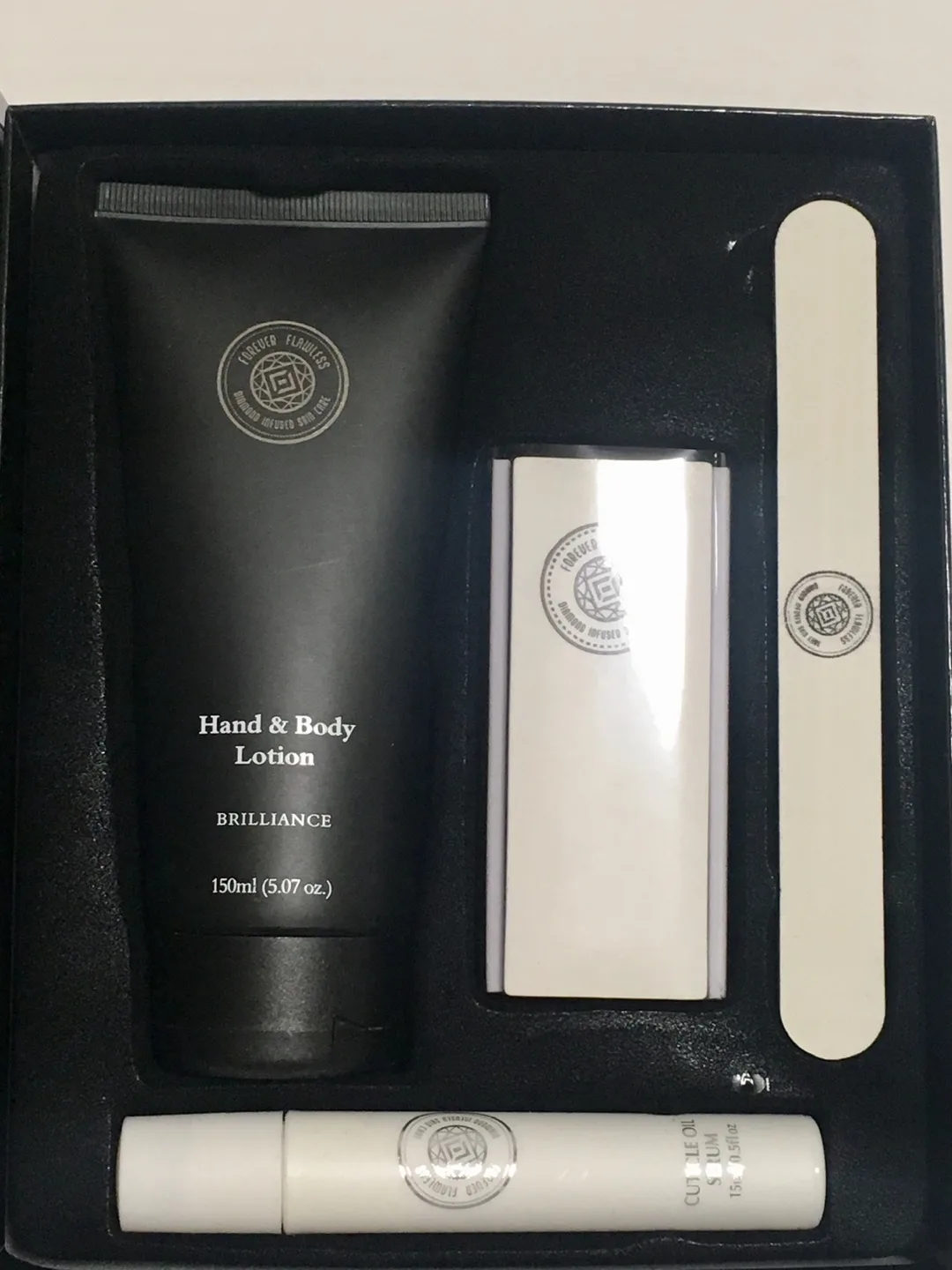 New Forever Flawless Deluxe Manicure Kit - Hand & Body Lotion image indicator(3)