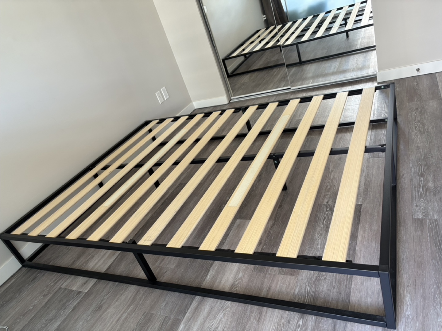 Queen Size Metal Bed Frame with Wooden Slats – 200x150x25 cm - photo 3