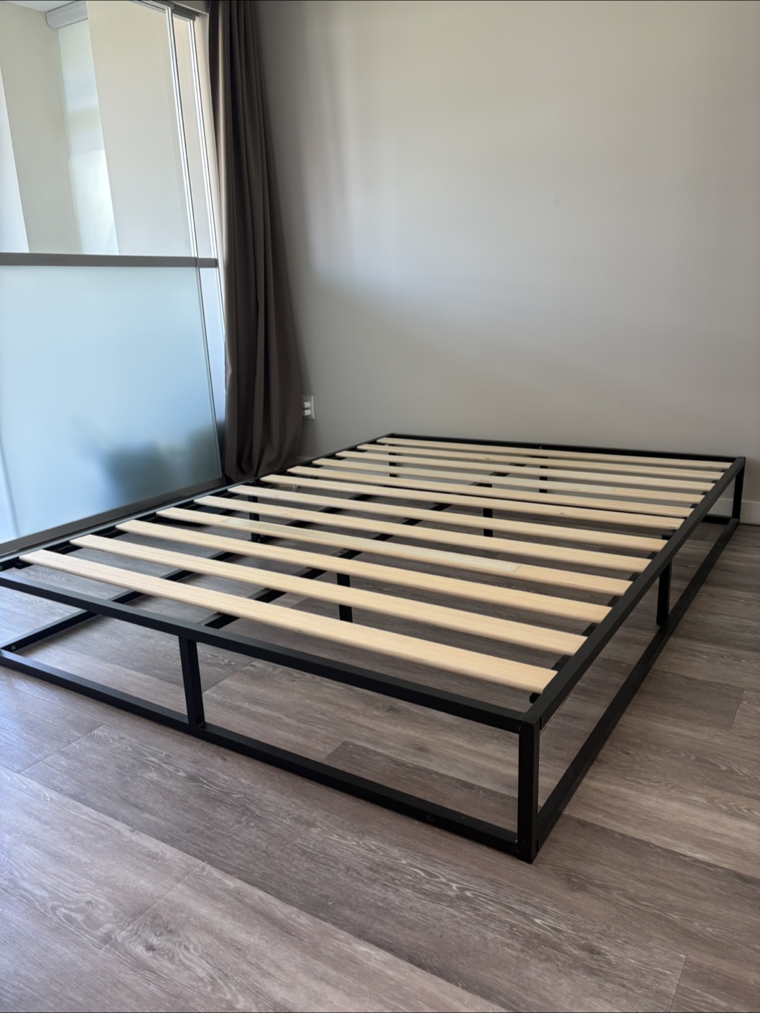 Queen Size Metal Bed Frame with Wooden Slats – 200x150x25 cm