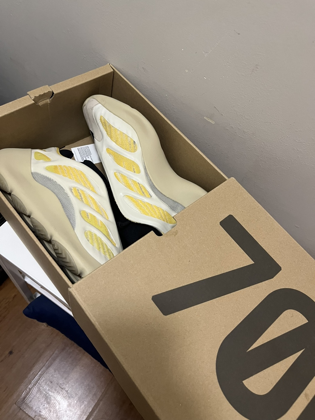 Yeezy 700 V3 Safflower SZ. 9.5 - photo 5