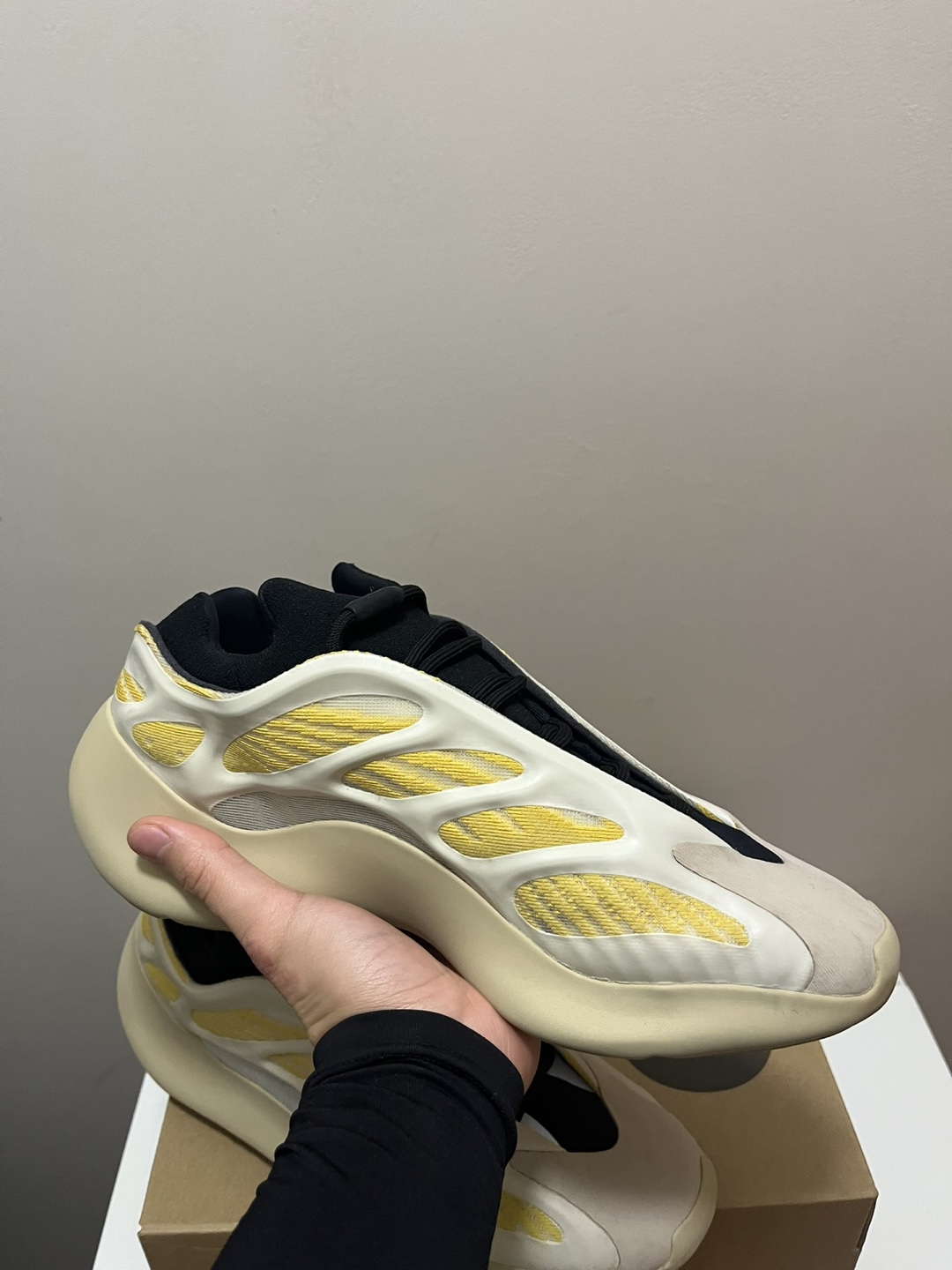 Yeezy 700 V3 Safflower SZ. 9.5