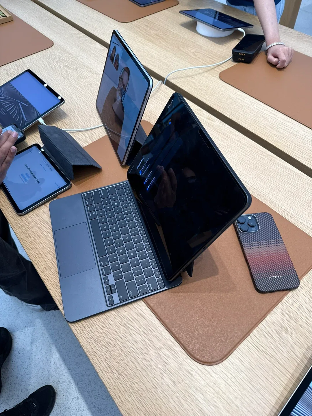 Apple iPad Pro with Magic Keyboard M4 thumbnail