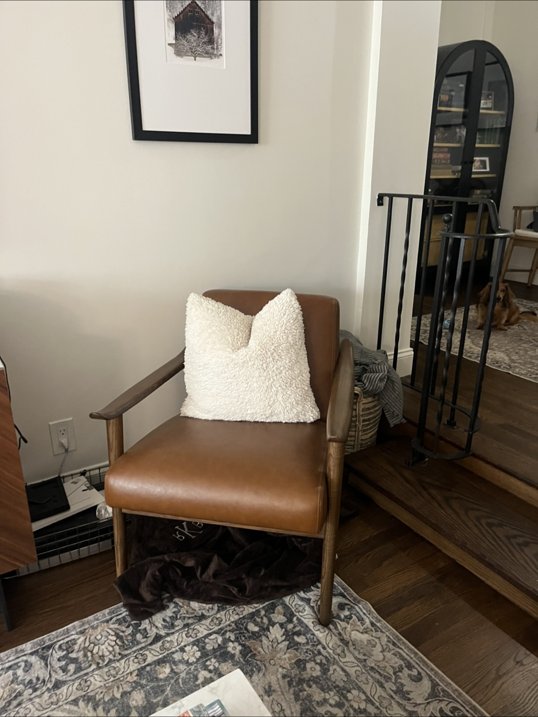 ✨ West Elm Mid-Century Leather Chair – Excellent Condition ✨ - photo 4