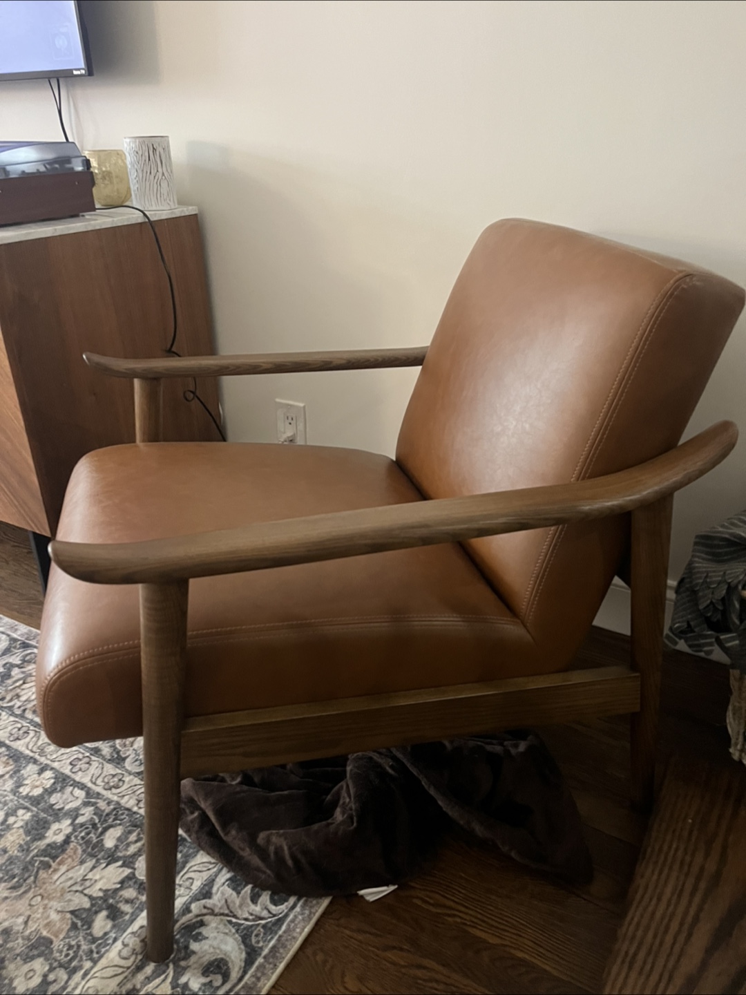 ✨ West Elm Mid-Century Leather Chair – Excellent Condition ✨ - photo 2
