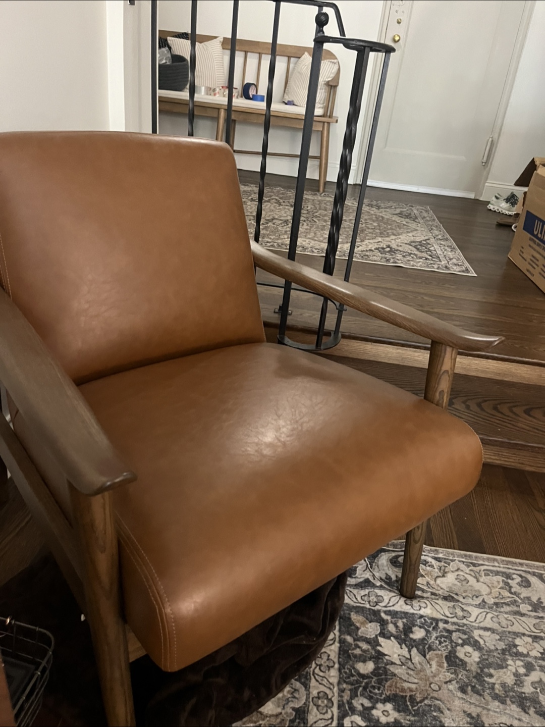 ✨ West Elm Mid-Century Leather Chair – Excellent Condition ✨ - photo 3