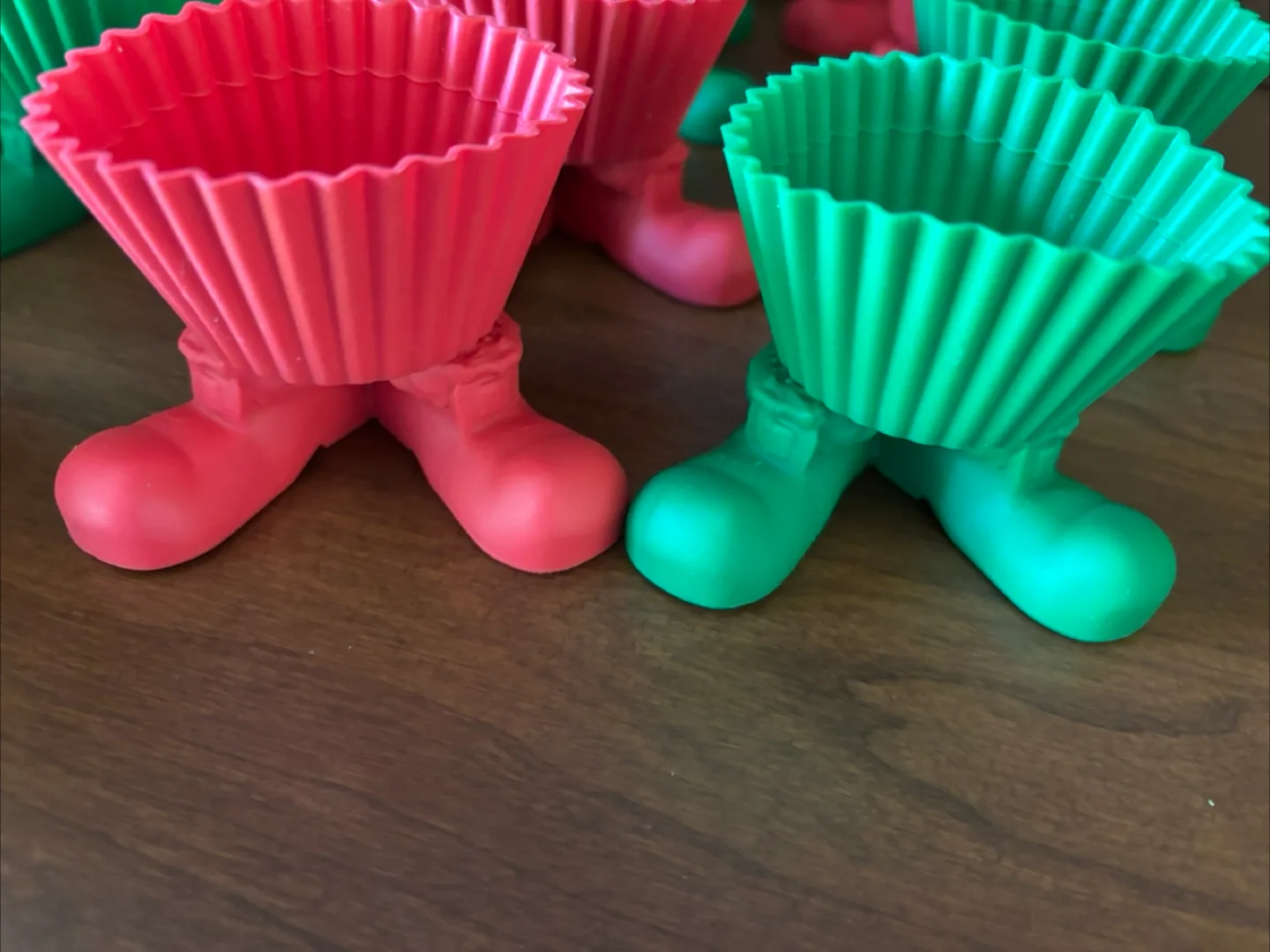 20 Wilton’s Silicone Xmas Silly Feet for Cupcakes/Muffins image indicator(2)