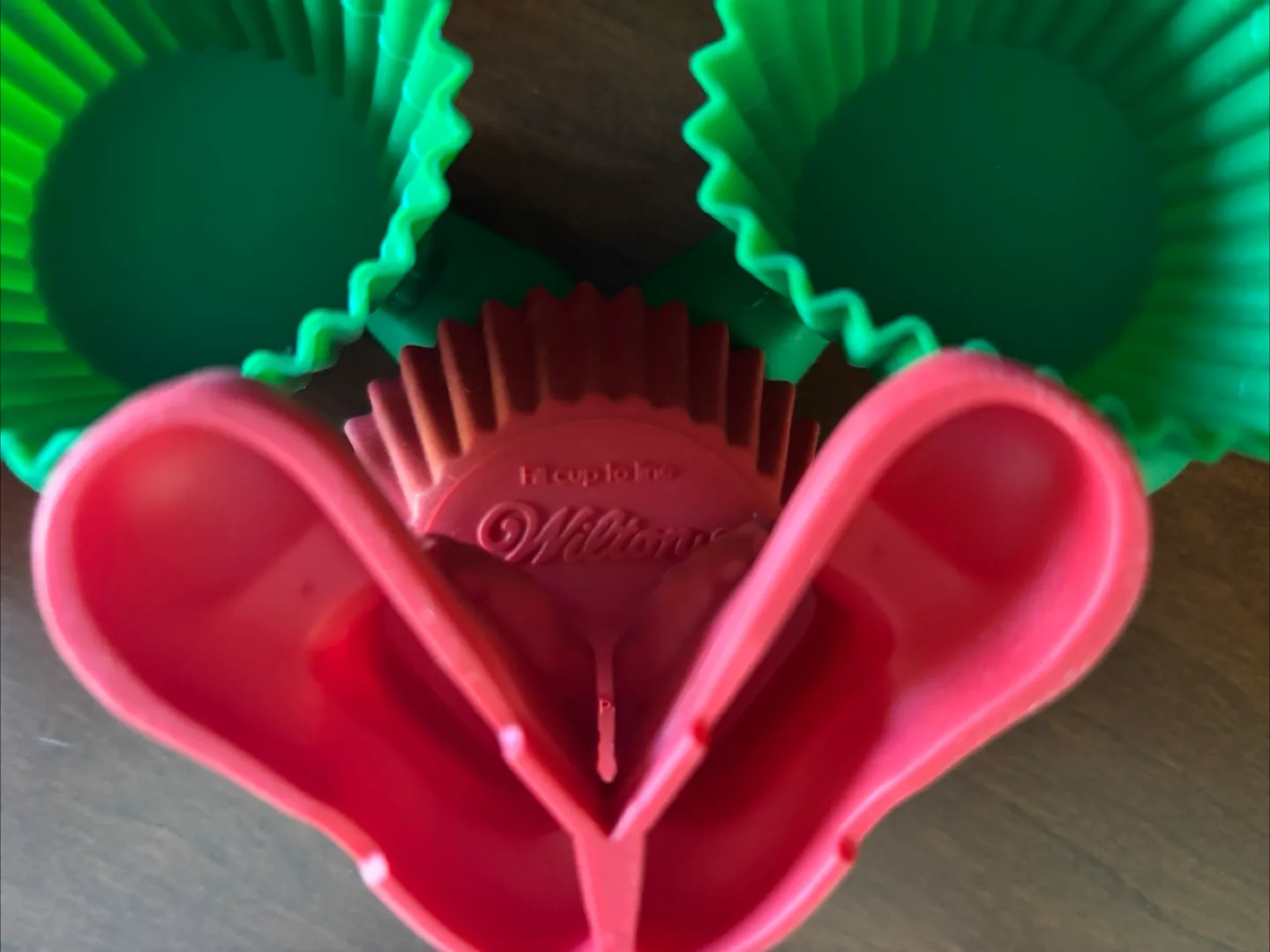 20 Wilton’s Silicone Xmas Silly Feet for Cupcakes/Muffins image indicator(3)