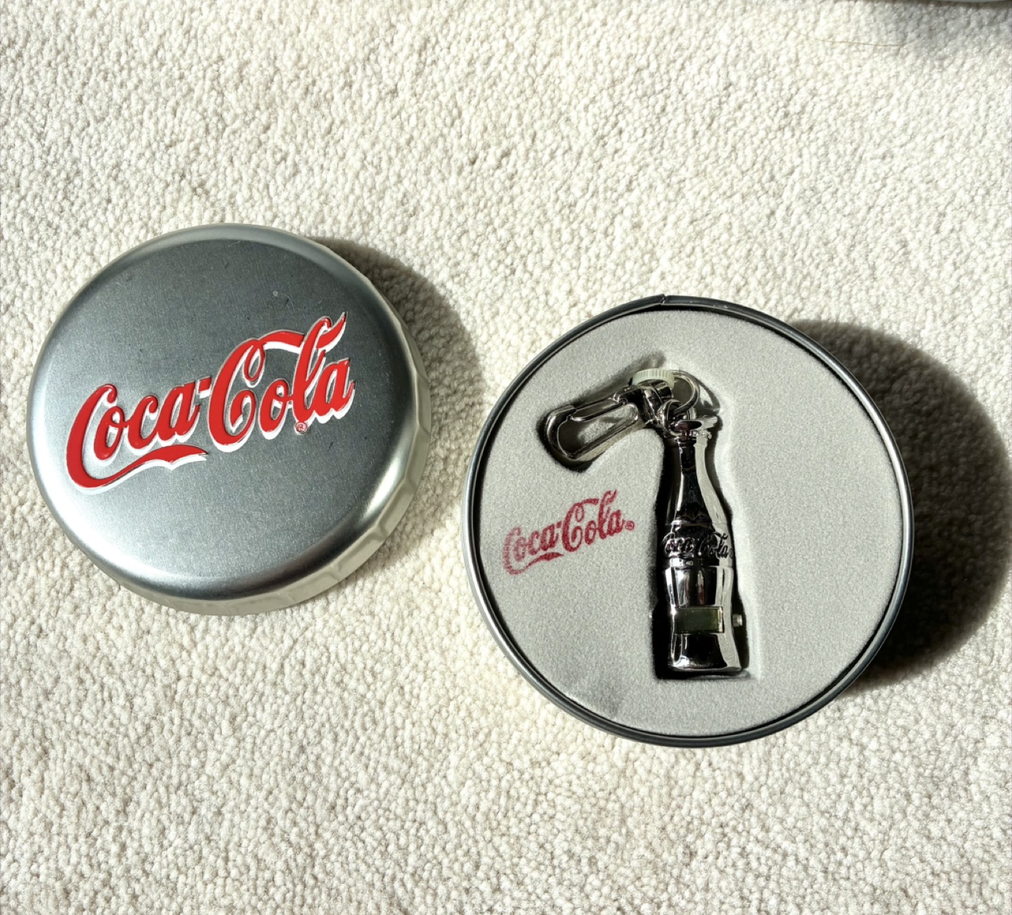 New 2000 Coca-Cola Vintage Bottle Collectible Clock Watch Key
