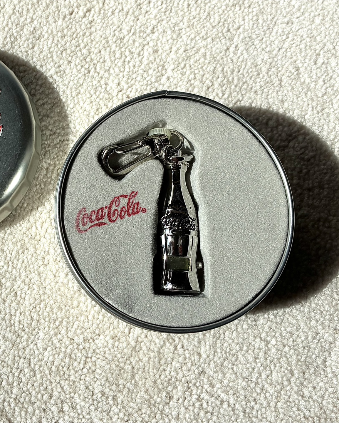 New 2000 Coca-Cola Vintage Bottle Collectible Clock Watch Key - photo 3