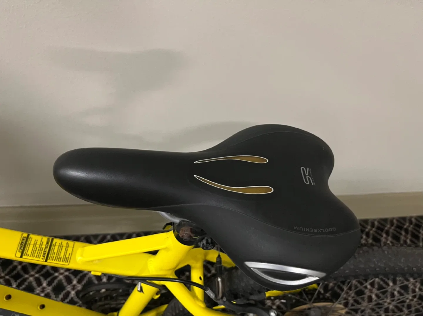 27.5" Mountain Bike - Helmet, lock, soft gel seat included image indicator(6)