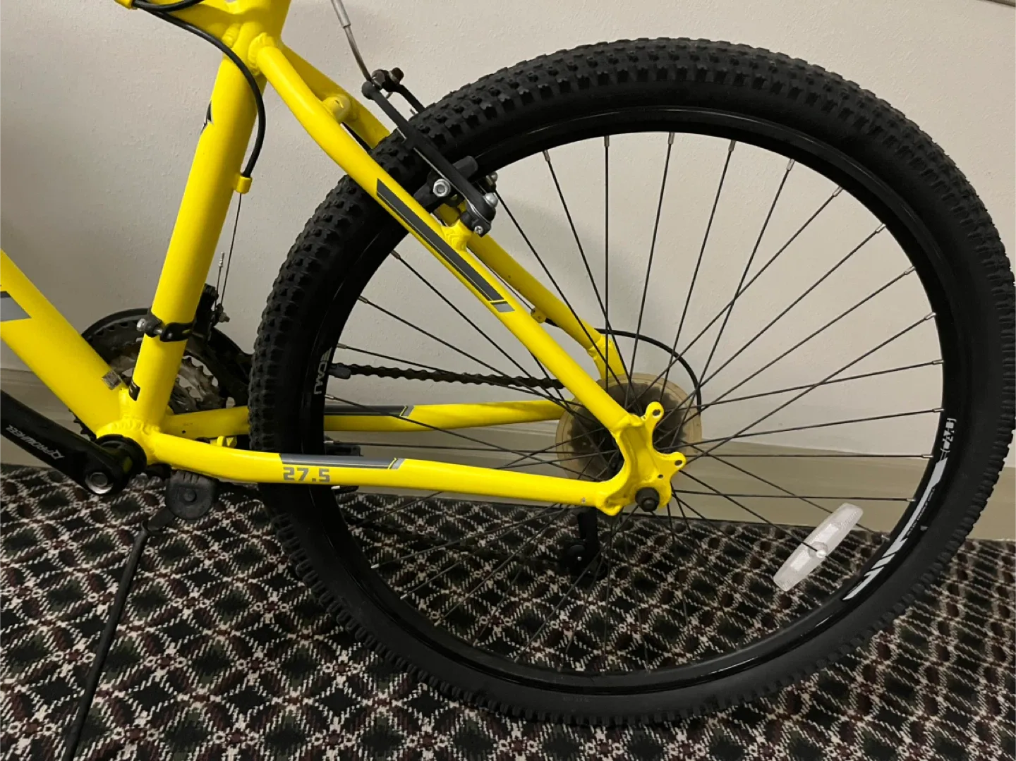 27.5" Mountain Bike - Helmet, lock, soft gel seat included image indicator(4)