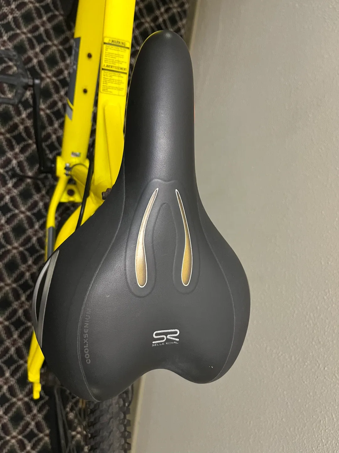 27.5" Mountain Bike - Helmet, lock, soft gel seat included image indicator(7)