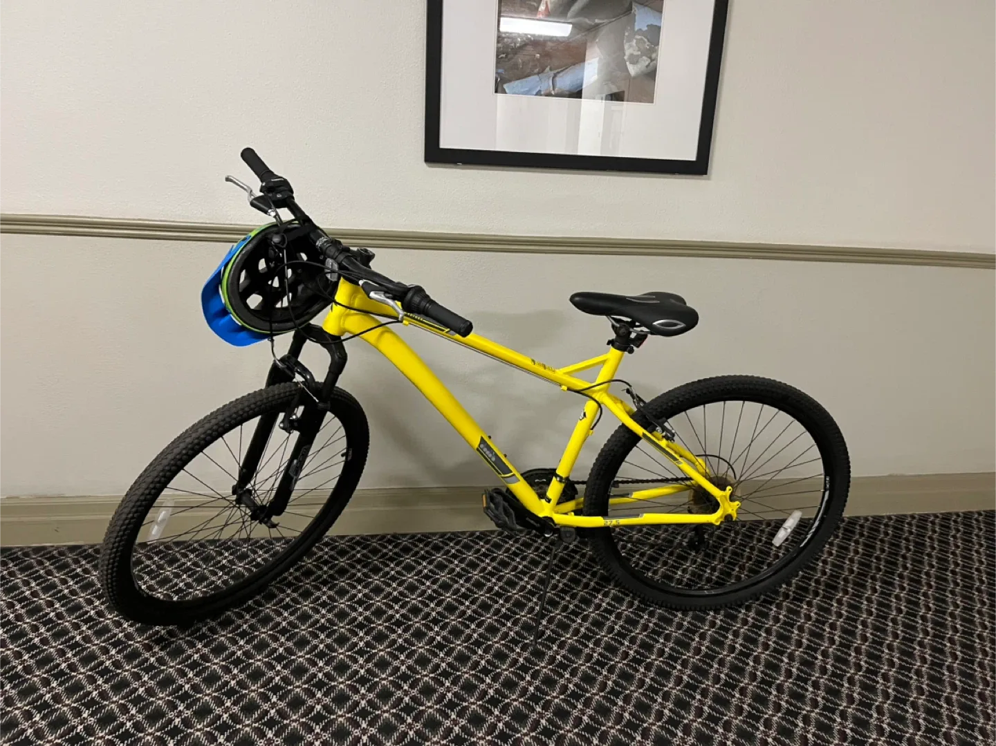 27.5" Mountain Bike - Helmet, lock, soft gel seat included image indicator(5)