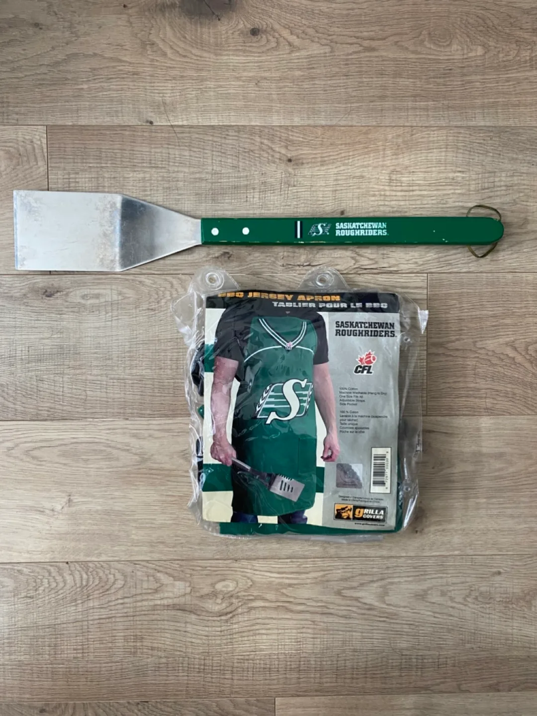 Saskatoon Roughriders BBQ Jersey Apron w/ Stainless Spatula thumbnail