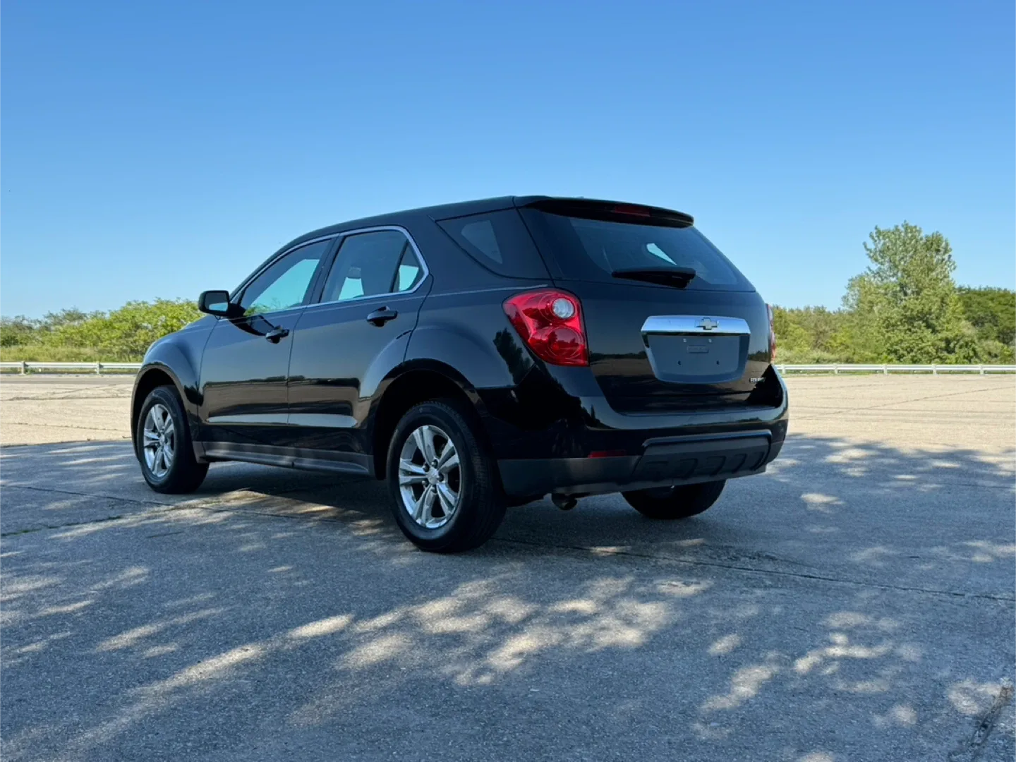 15 Chevrolet Equinox Black SUV 4cyl image indicator(2)