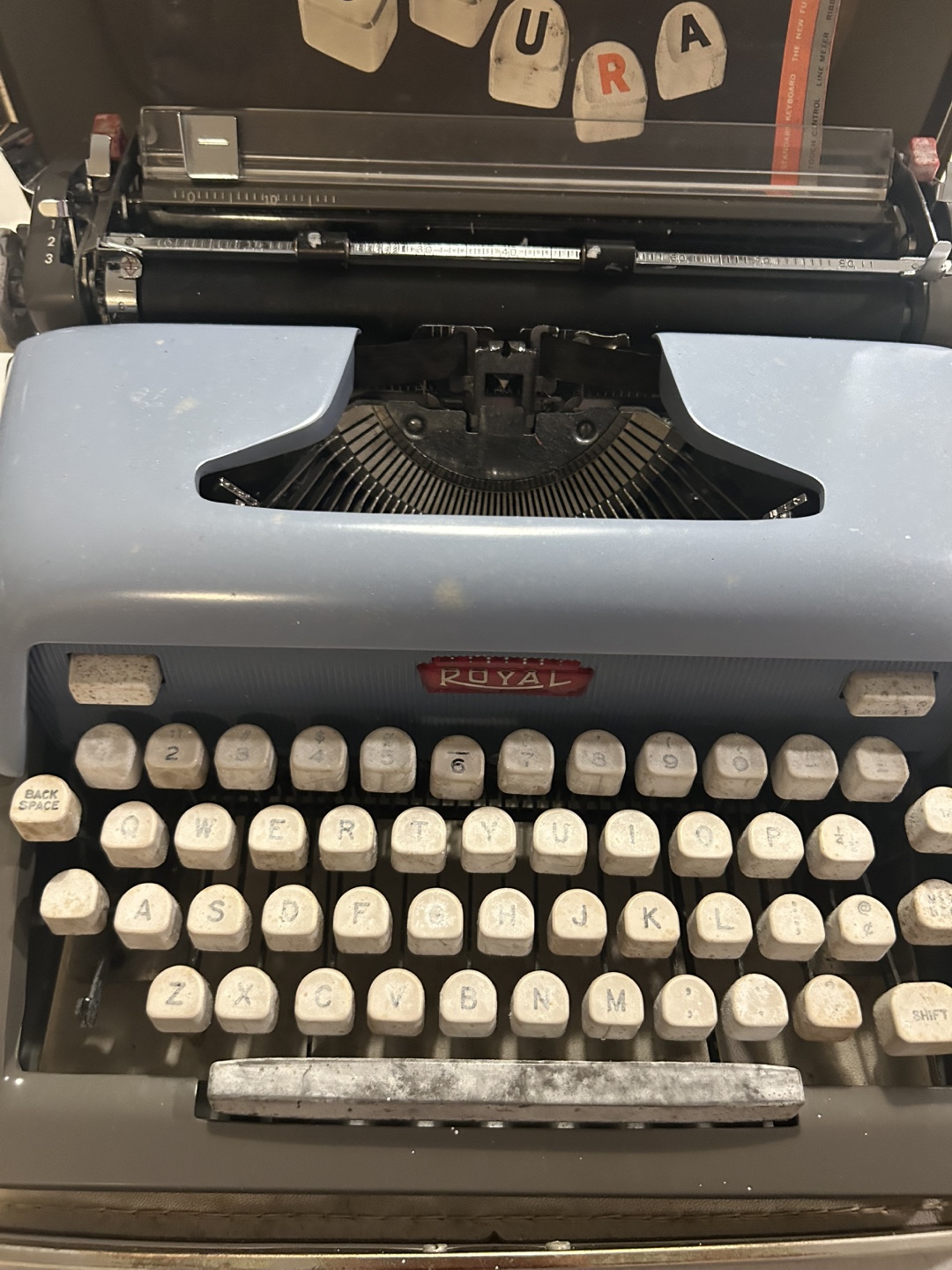 Royal Futura Portable Typewriter - photo 2