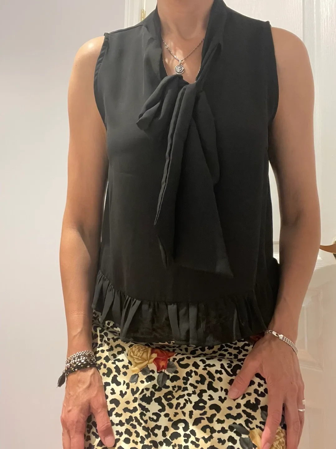 VOUGUE Black Sleeveless Tie-Neck Blouse image indicator(2)