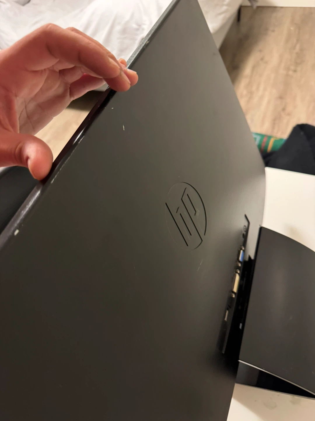 HP Pavilion 23bw 23-inch Monitor - photo 4