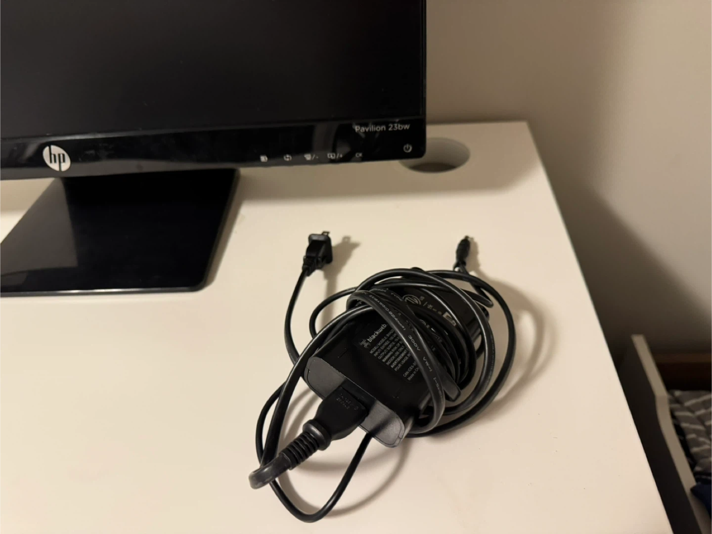 HP Pavilion 23bw 23-inch Monitor - photo 2